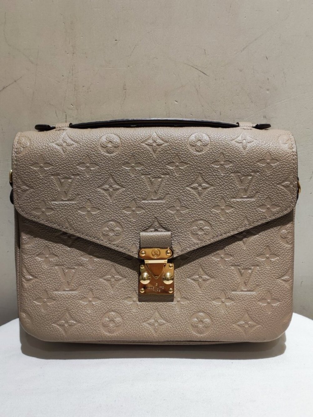Louis Vuitton Pochette Métis Elephant Grey Embossed Calfskin Messenger Bag